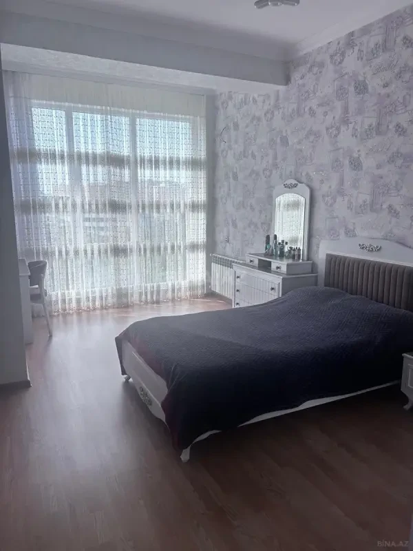 Satılır 3 otaqlı mənzil 130 m²