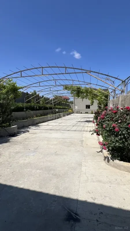 Satılır 9 otaqlı həyət evi 390 m²