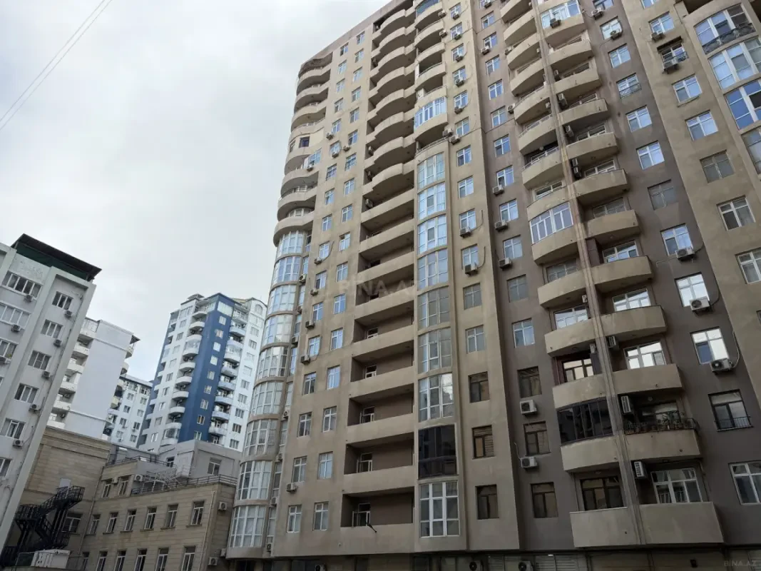 Satılır 4 otaqlı mənzil 200 m²
