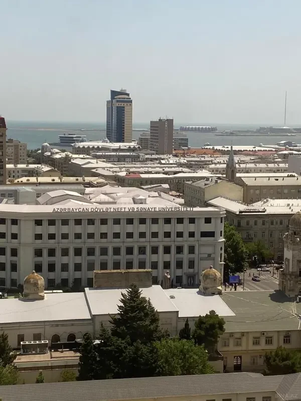 Satılır 3 otaqlı mənzil 131.5 m²