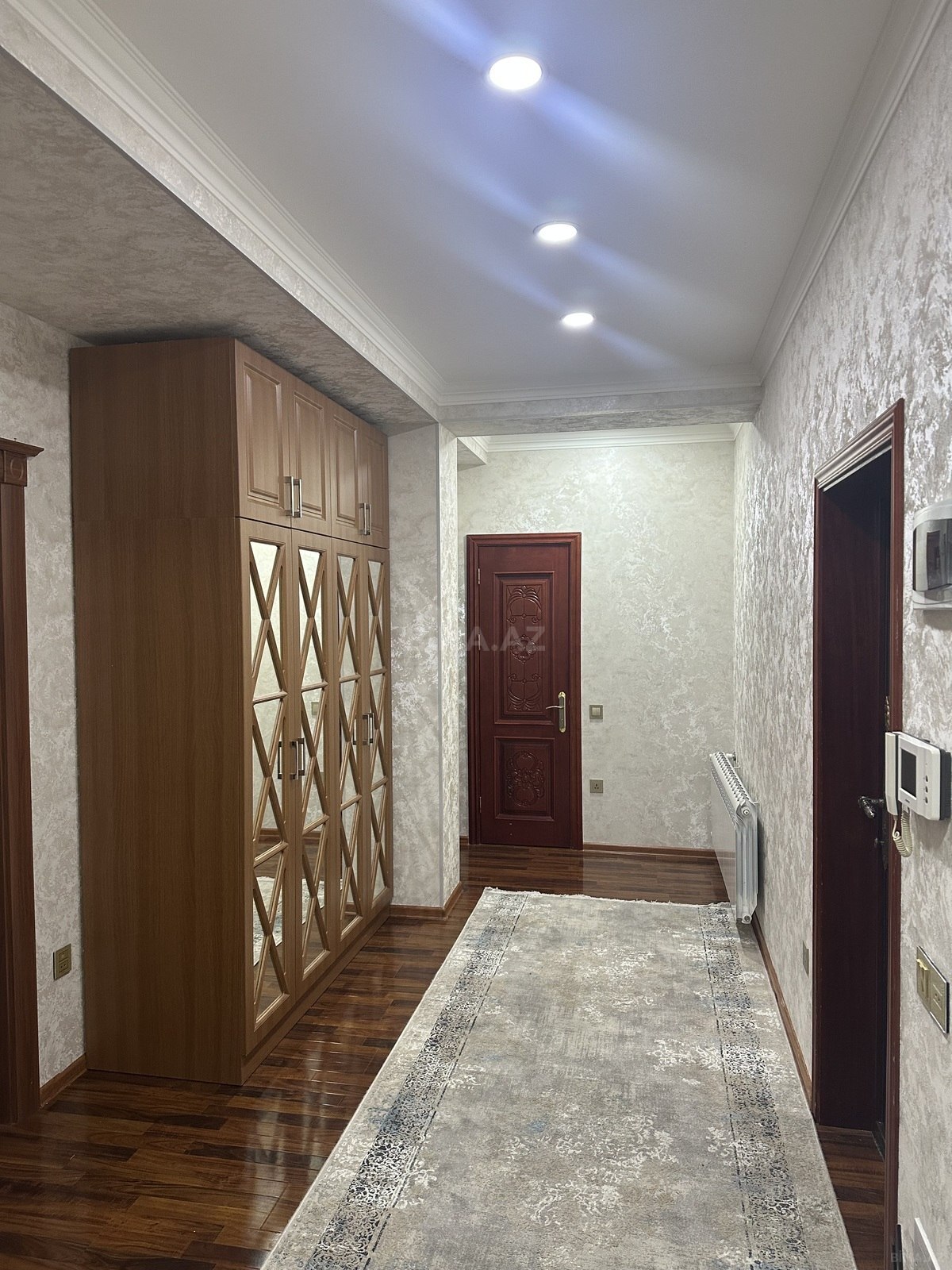 Kirayə verilir 2 otaqlı mənzil 93 m²