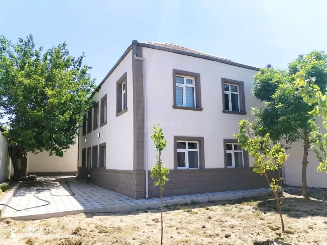 Satılır 5 otaqlı həyət evi 250 m²