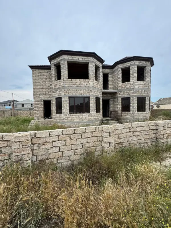 Satılır 7 otaqlı həyət evi 250 m²