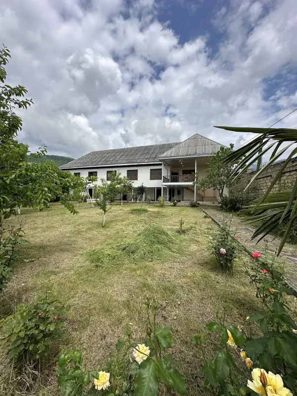Satılır 8 otaqlı həyət evi 300 m²