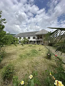 Satılır 8 otaqlı həyət evi 300 m² — Oğuz 8 otaq 300.00 m²