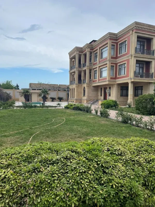 Kirayə verilir 11 otaqlı həyət evi 1200 m²