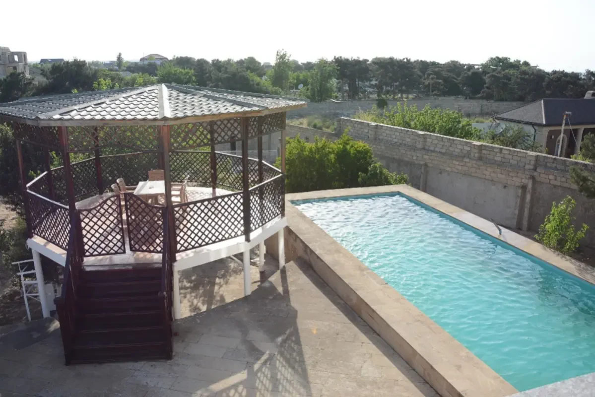 Satılır 11 otaqlı həyət evi 365 m²