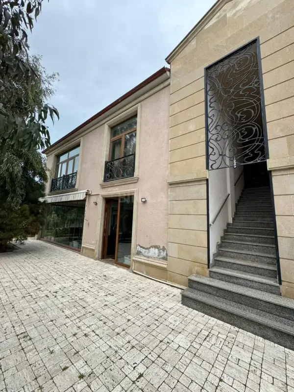 Satılır 8 otaqlı həyət evi 450 m²