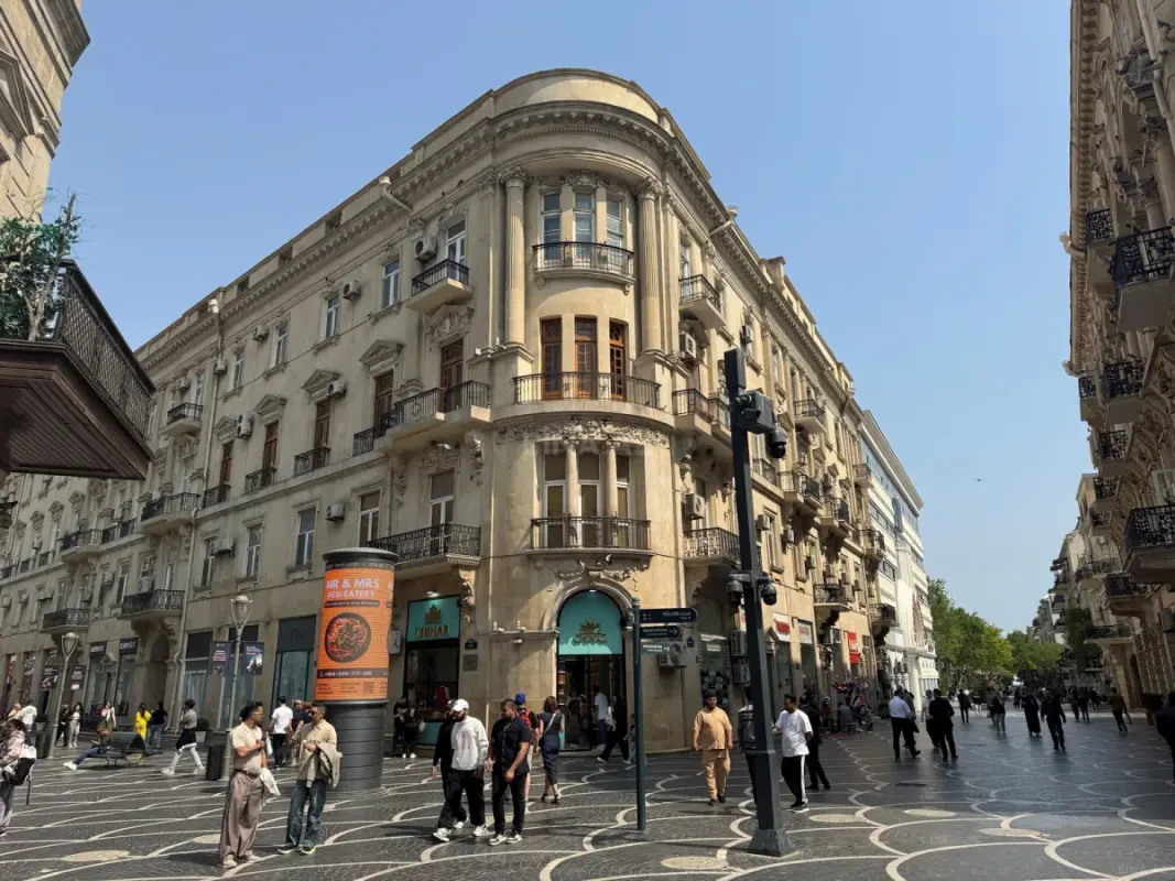 Satılır 5 otaqlı mənzil 200 m²