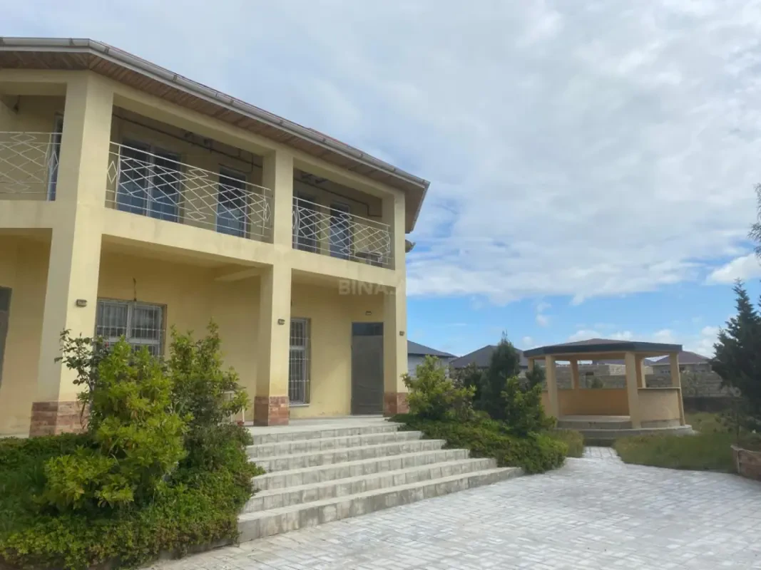 Satılır 6 otaqlı həyət evi 240 m²