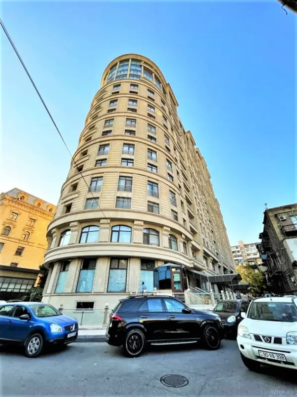 Satılır 3 otaqlı mənzil 180 m²