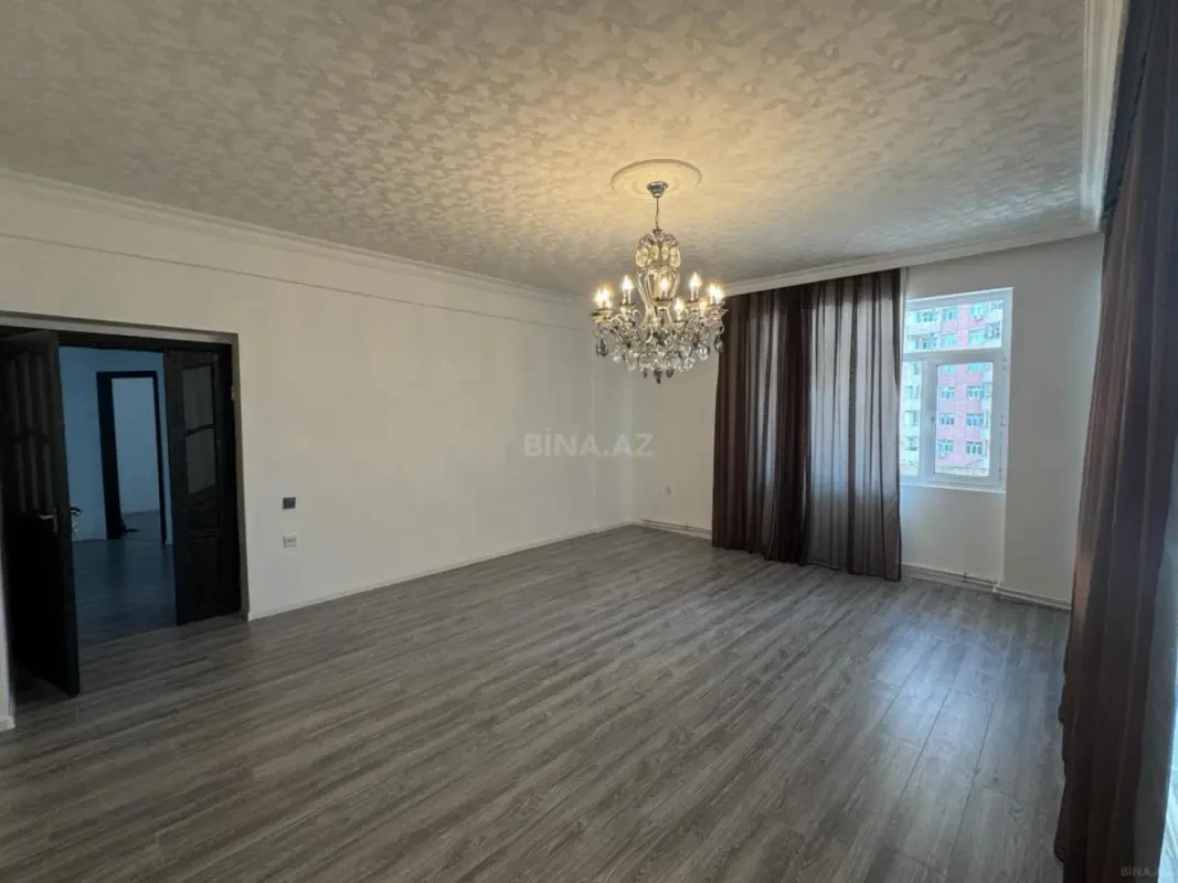 Satılır 4 otaqlı mənzil 135 m²
