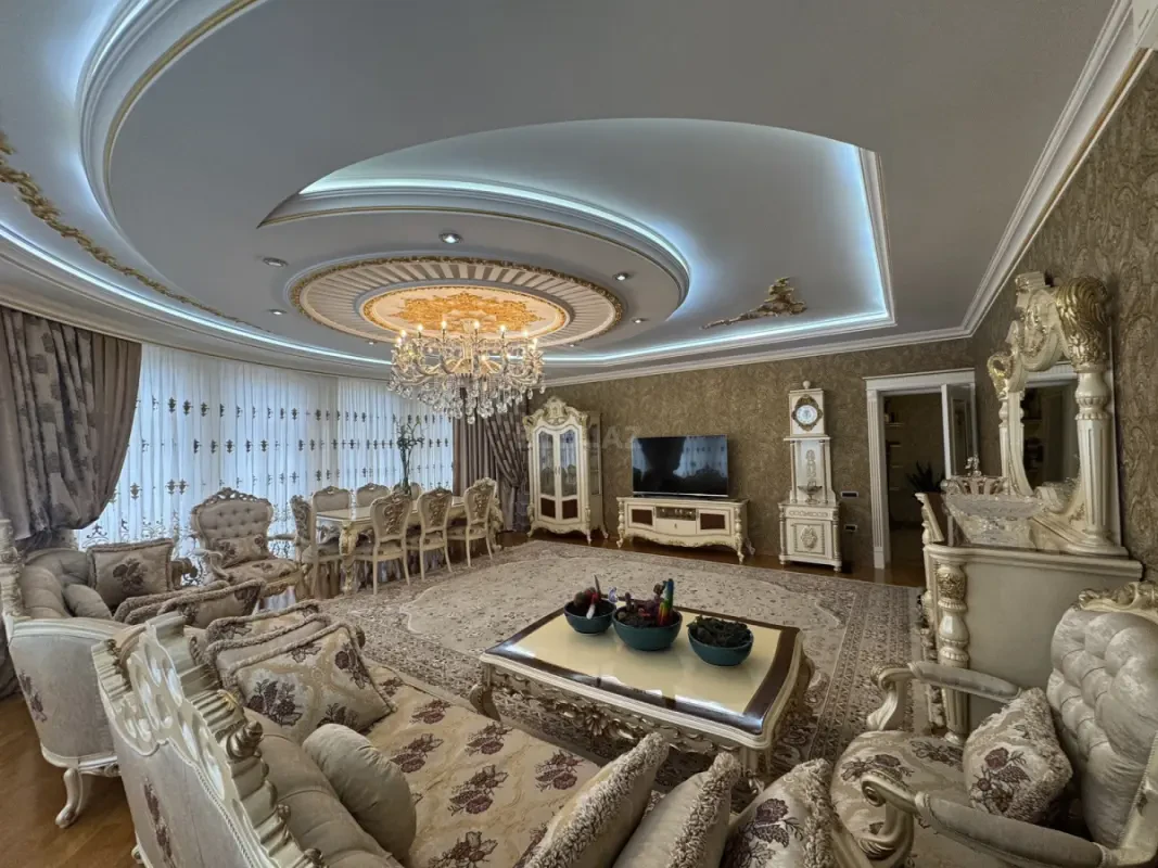 Satılır 4 otaqlı mənzil 192 m²