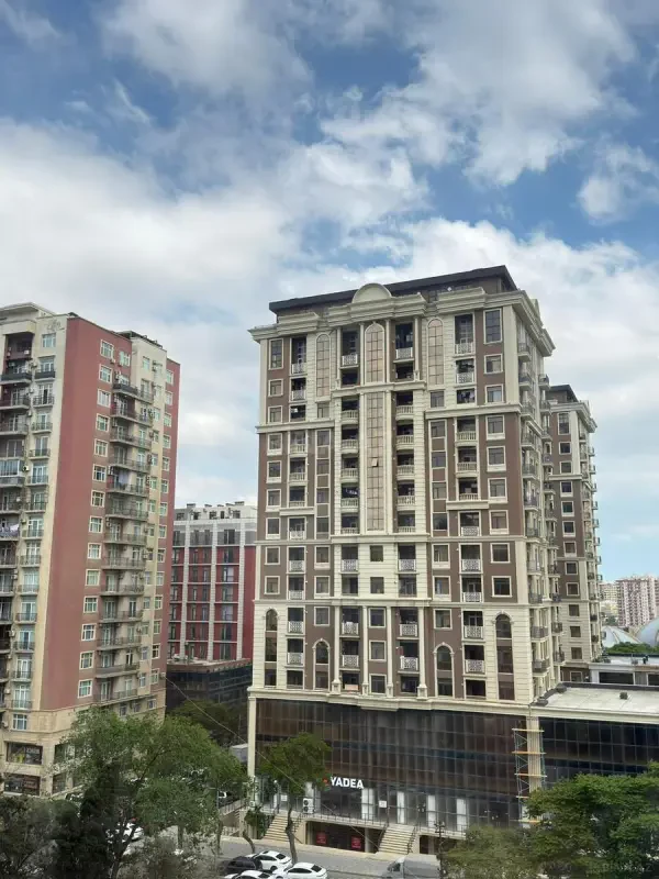 Satılır 4 otaqlı mənzil 130 m²
