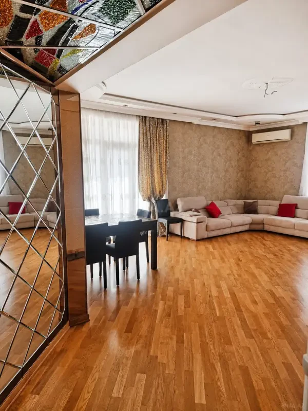 Satılır 4 otaqlı mənzil 180 m²