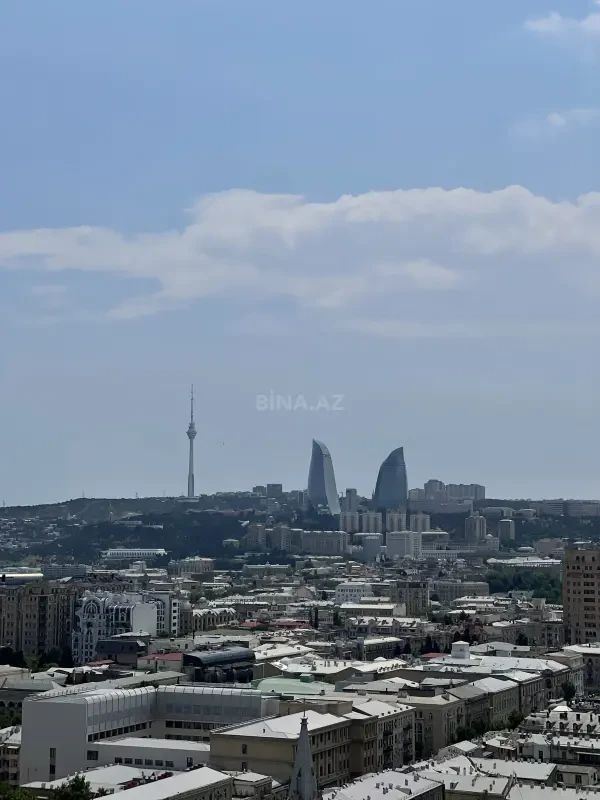 Satılır 6 otaqlı mənzil 233 m²