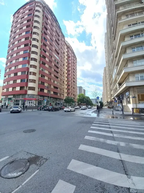 Satılır 4 otaqlı mənzil 220 m²