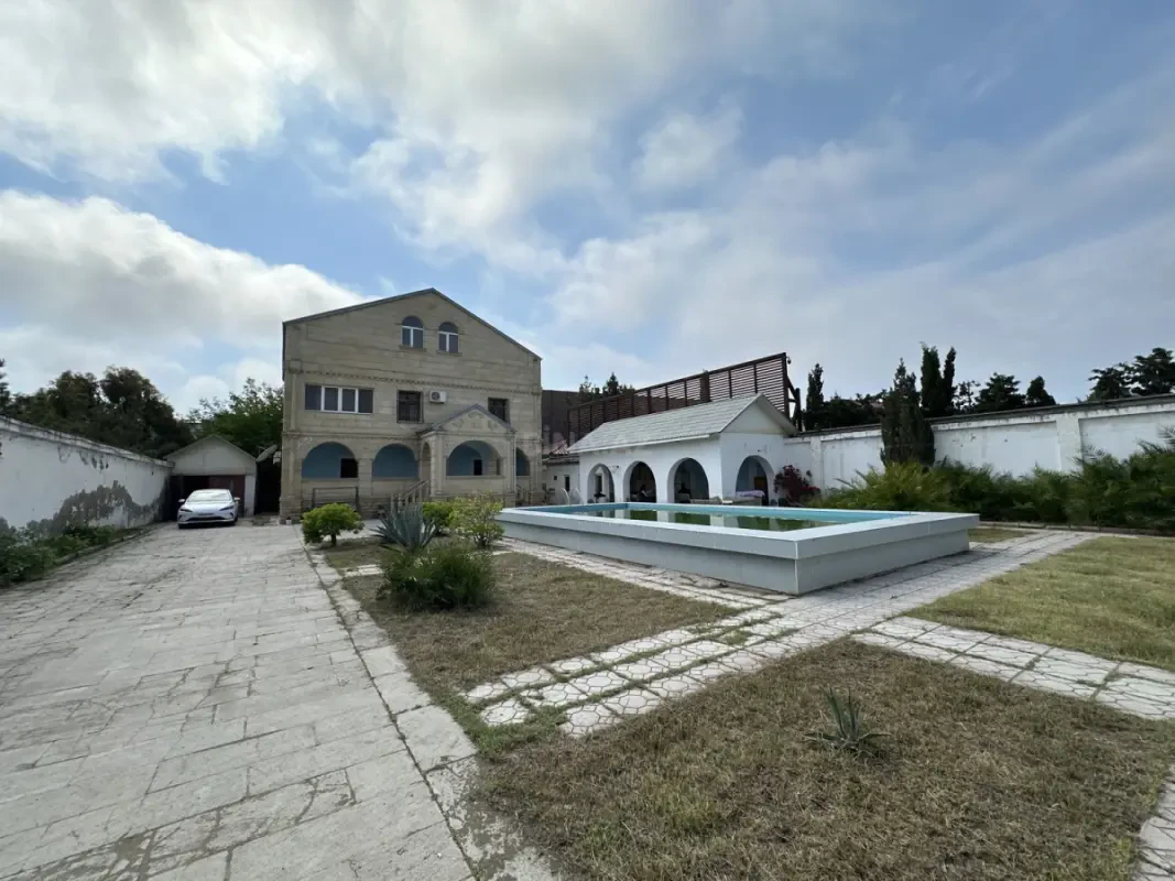 Satılır 8 otaqlı həyət evi 600 m²