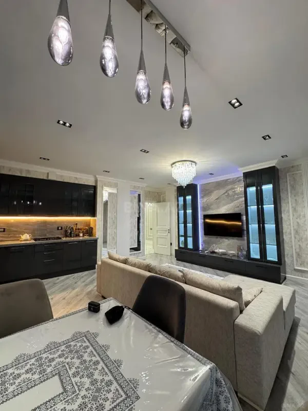 Satılır 4 otaqlı mənzil 138 m²