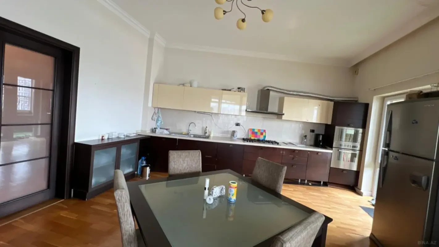 Kirayə verilir 4 otaqlı mənzil 220 m²