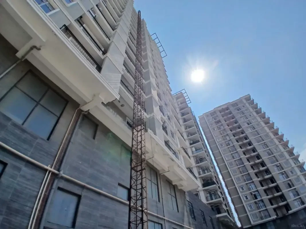 Satılır 4 otaqlı mənzil 181 m²