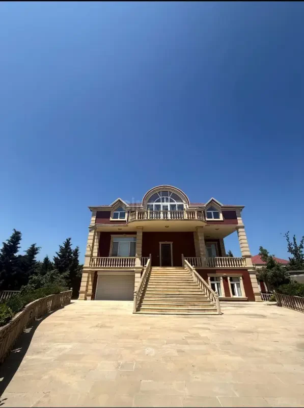 Satılır 8 otaqlı həyət evi 300 m²