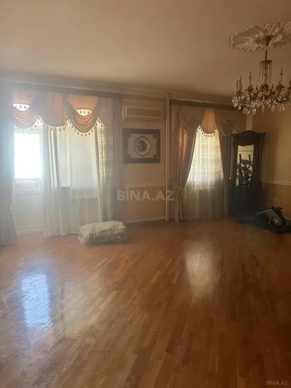 Satılır 4 otaqlı mənzil 135 m²