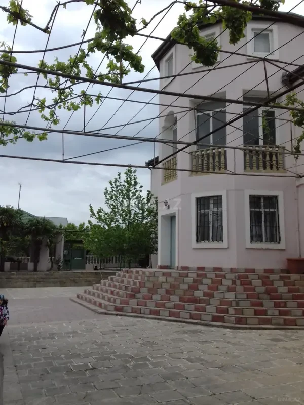 Satılır 5 otaqlı həyət evi 350 m²