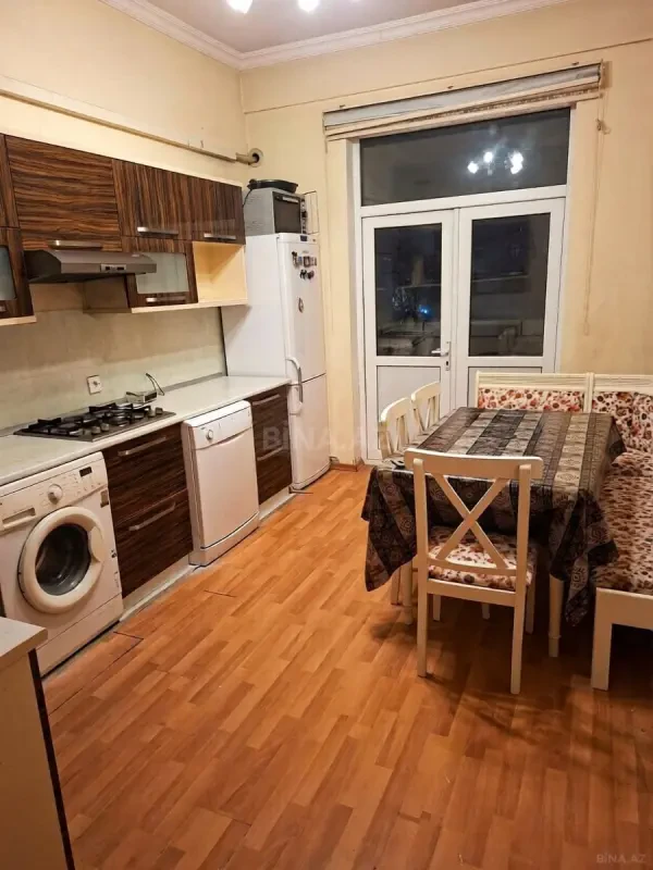Kirayə verilir 2 otaqlı mənzil 90 m²
