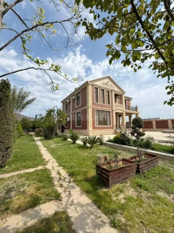 Satılır 5 otaqlı həyət evi 250 m²