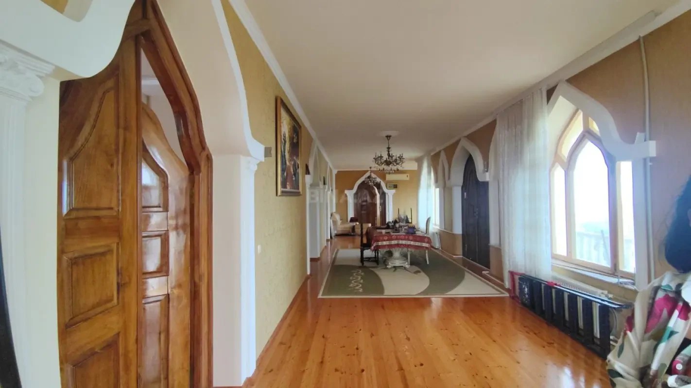 Kirayə verilir 9 otaqlı həyət evi 1300 m²