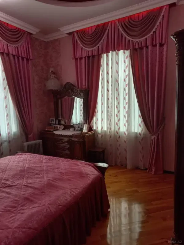 Satılır 11 otaqlı həyət evi 300 m²