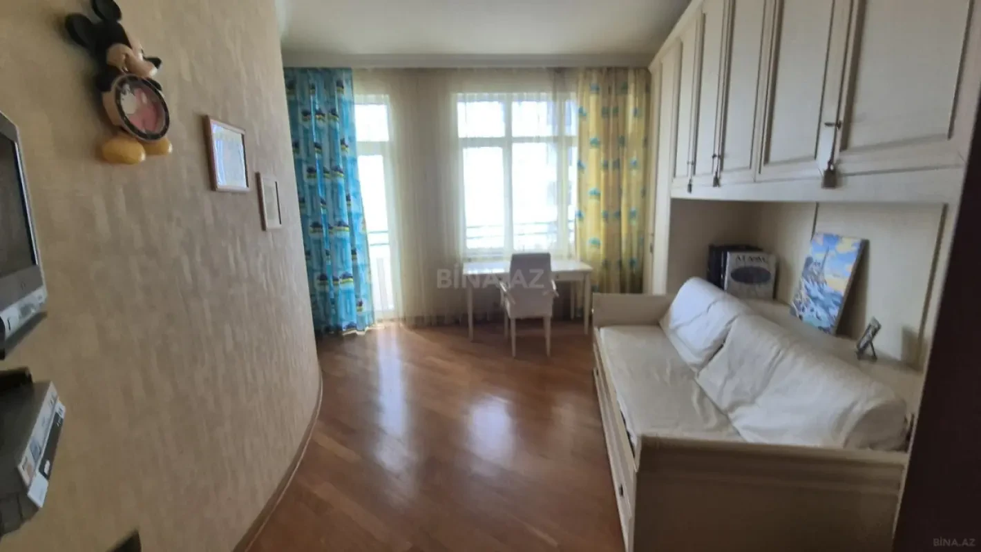 Satılır 4 otaqlı mənzil 225 m²
