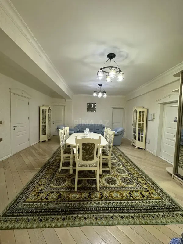 Satılır 3 otaqlı mənzil 145 m²