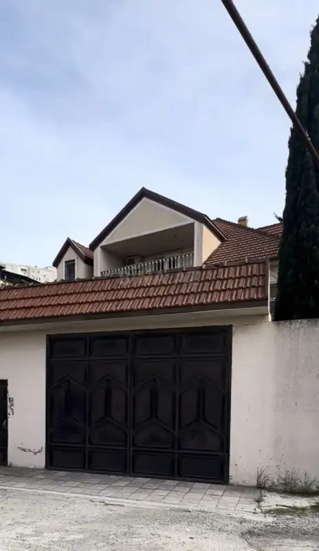 Satılır 7 otaqlı həyət evi 500 m²