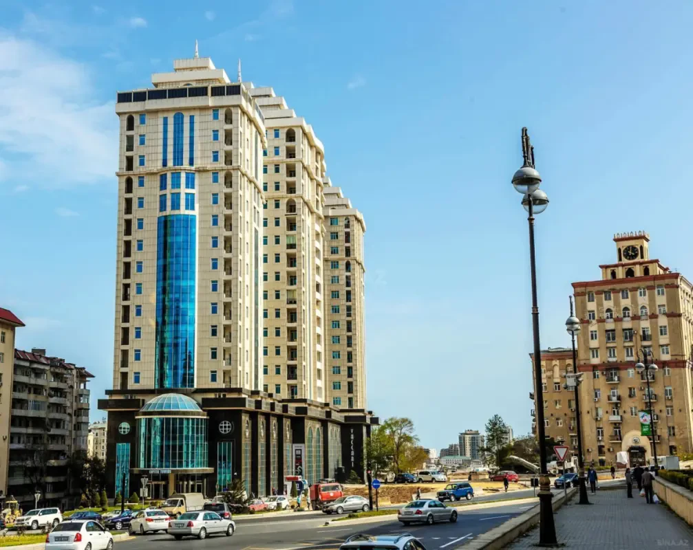 Satılır 4 otaqlı mənzil 220 m²
