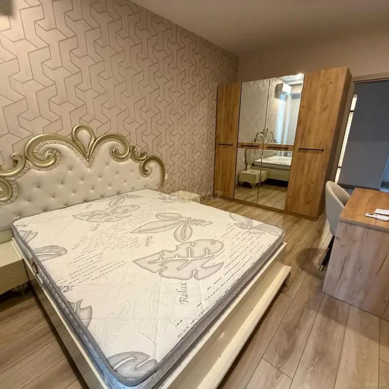 Satılır 4 otaqlı mənzil 180 m²