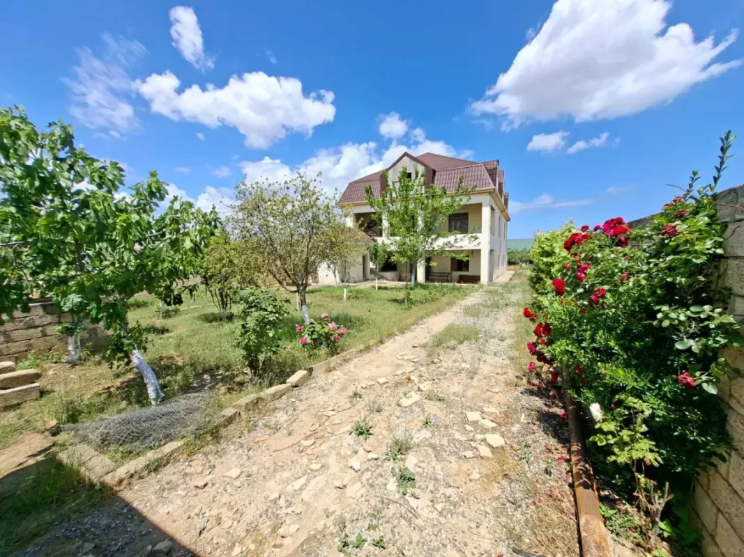 Satılır 6 otaqlı həyət evi 450 m²