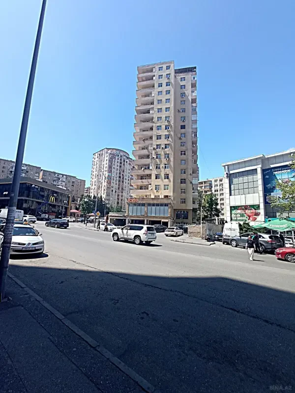 Satılır 4 otaqlı mənzil 135 m²