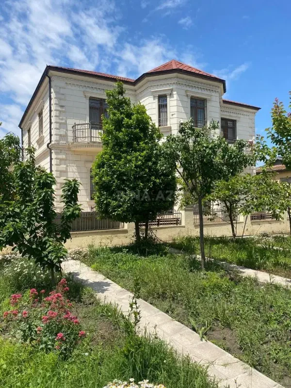 Satılır 7 otaqlı həyət evi 300 m²