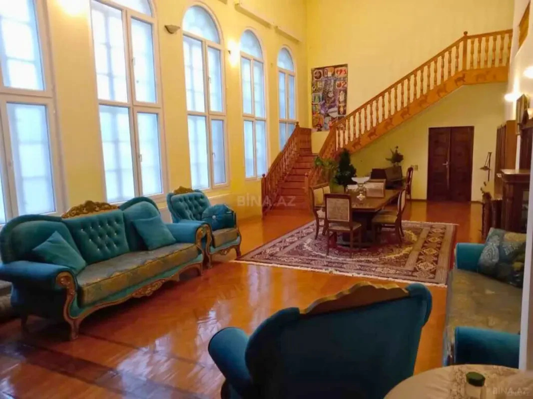 Satılır 7 otaqlı həyət evi 385 m²