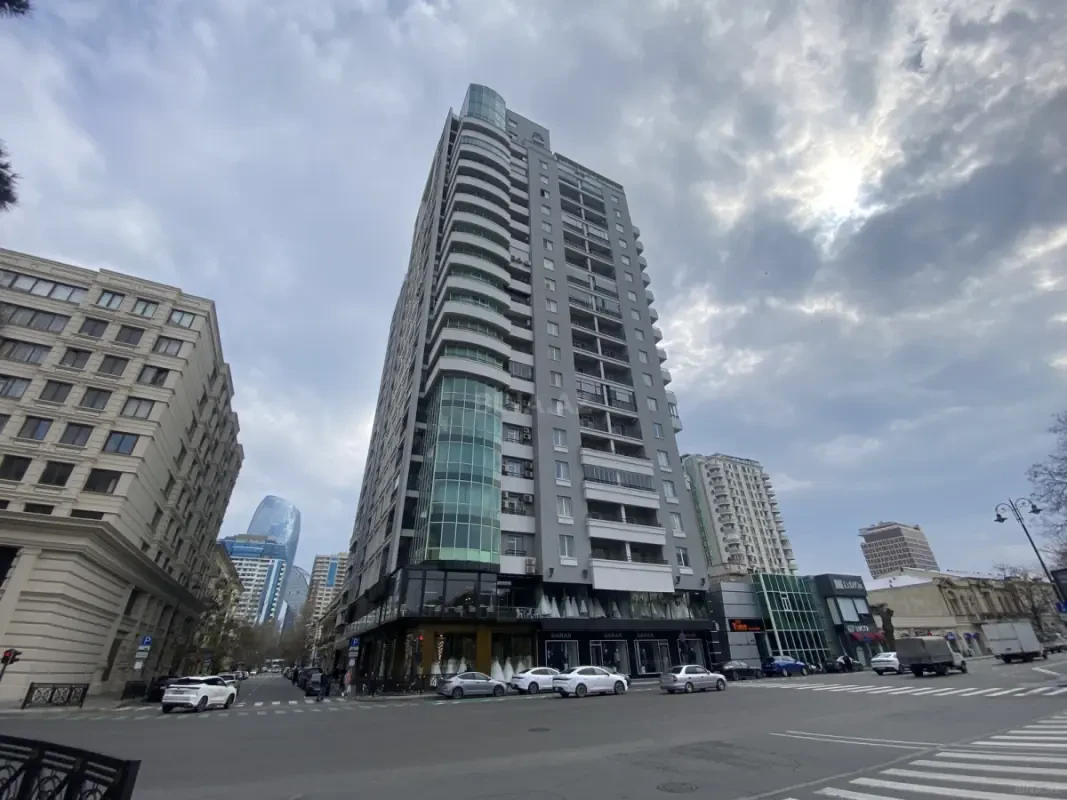Satılır 4 otaqlı mənzil 240 m²