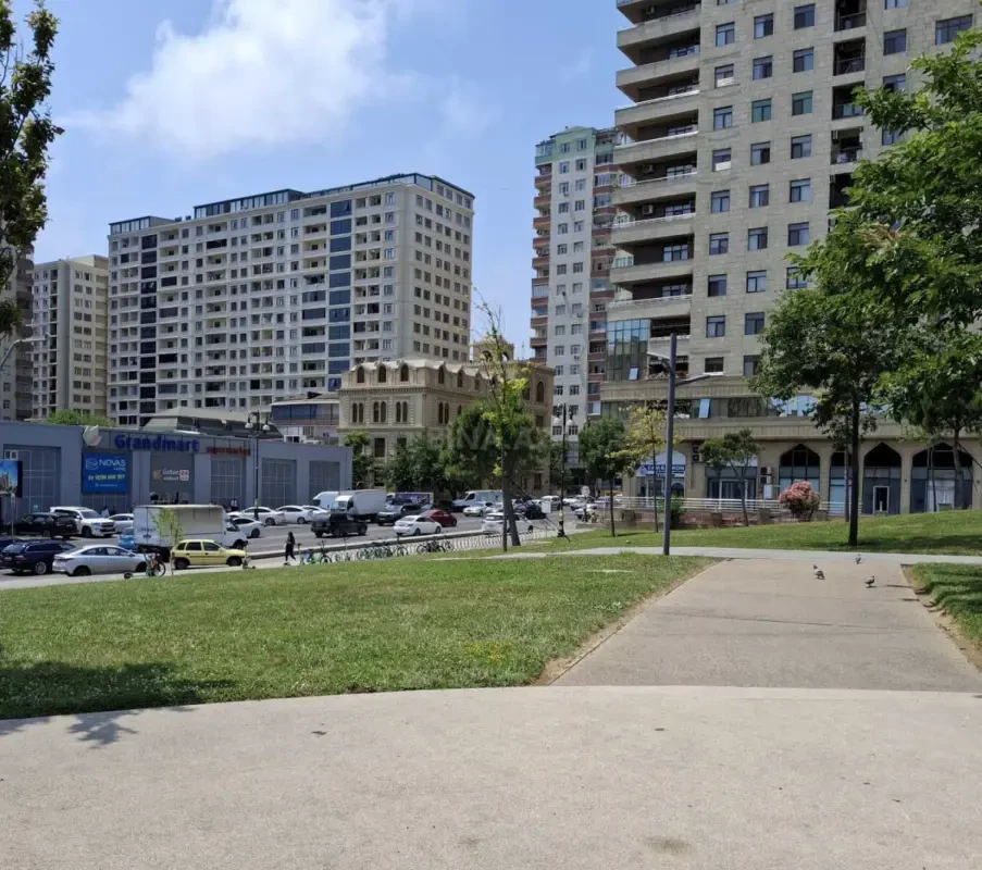 Satılır 4 otaqlı mənzil 237 m²