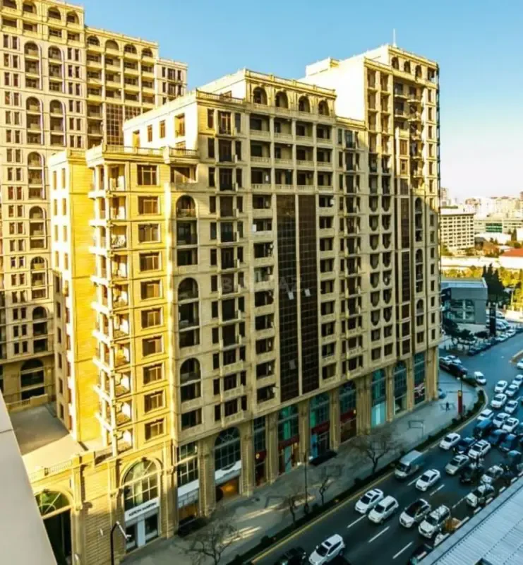 Satılır 4 otaqlı mənzil 232 m²