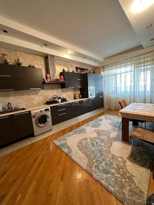 Satılır 3 otaqlı mənzil 130 m²