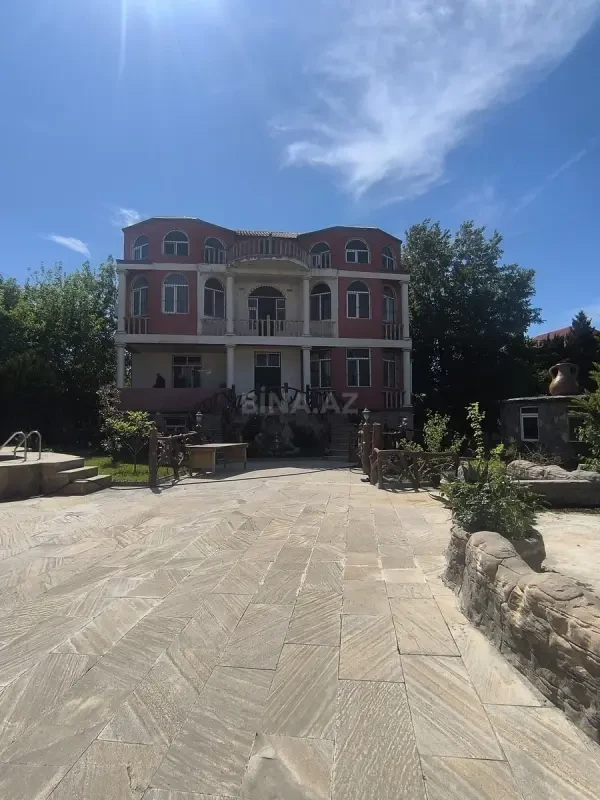 Satılır 8 otaqlı həyət evi 400 m²
