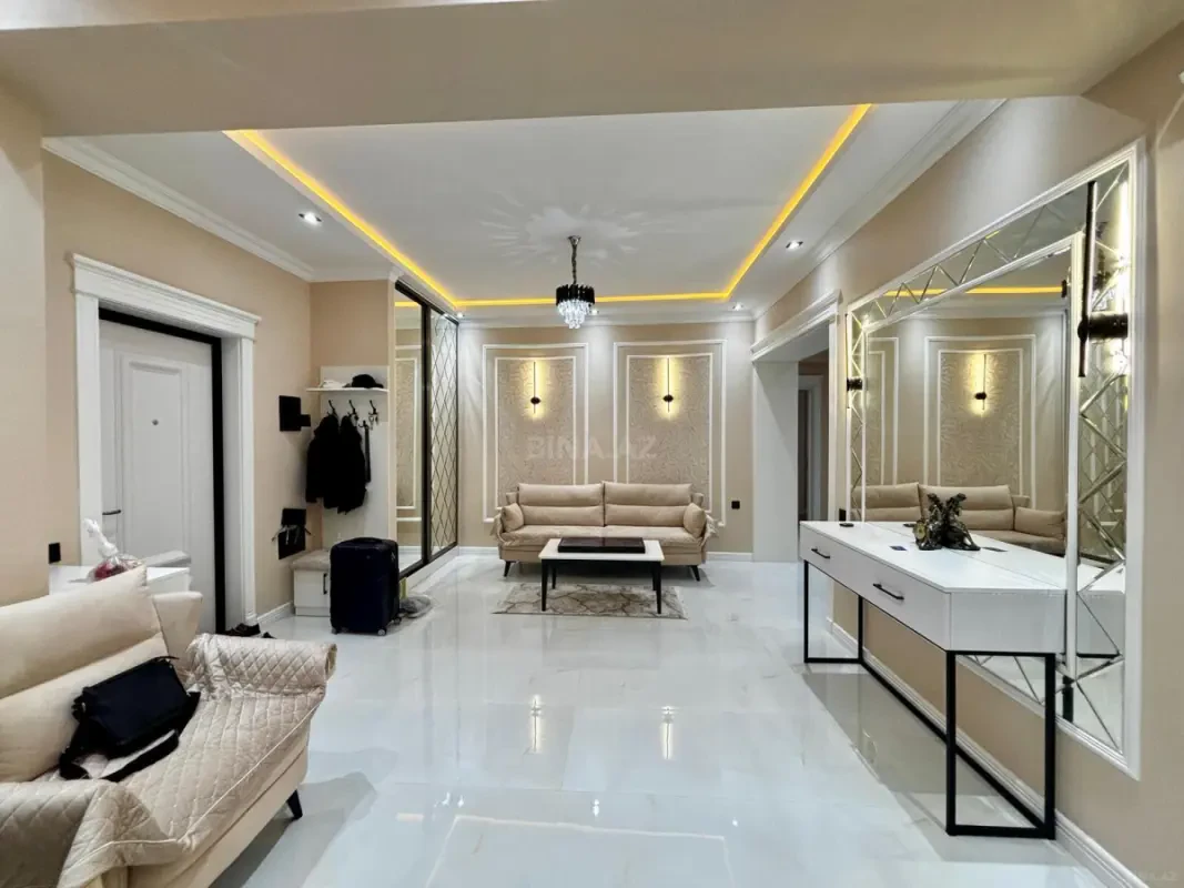 Satılır 4 otaqlı mənzil 165.7 m²