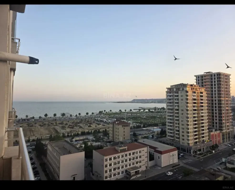 Satılır 4 otaqlı mənzil 135 m²
