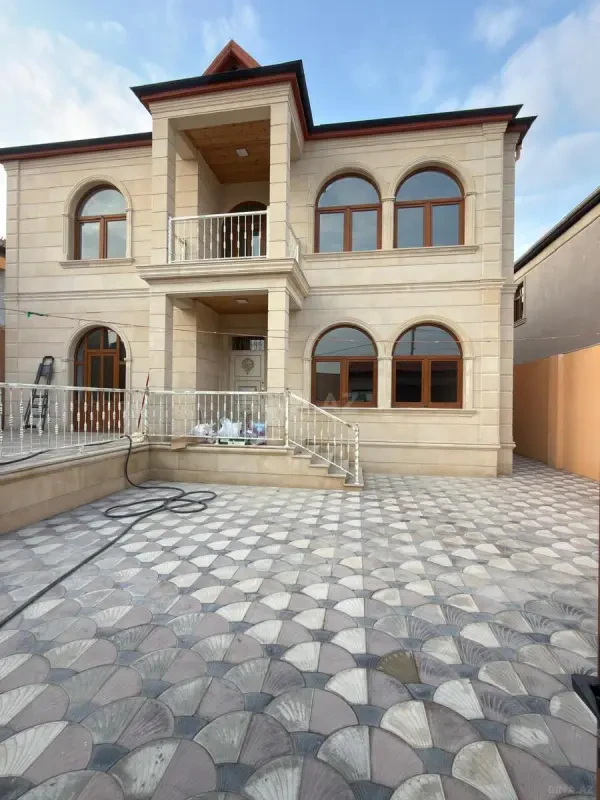 Satılır 5 otaqlı həyət evi 250 m²