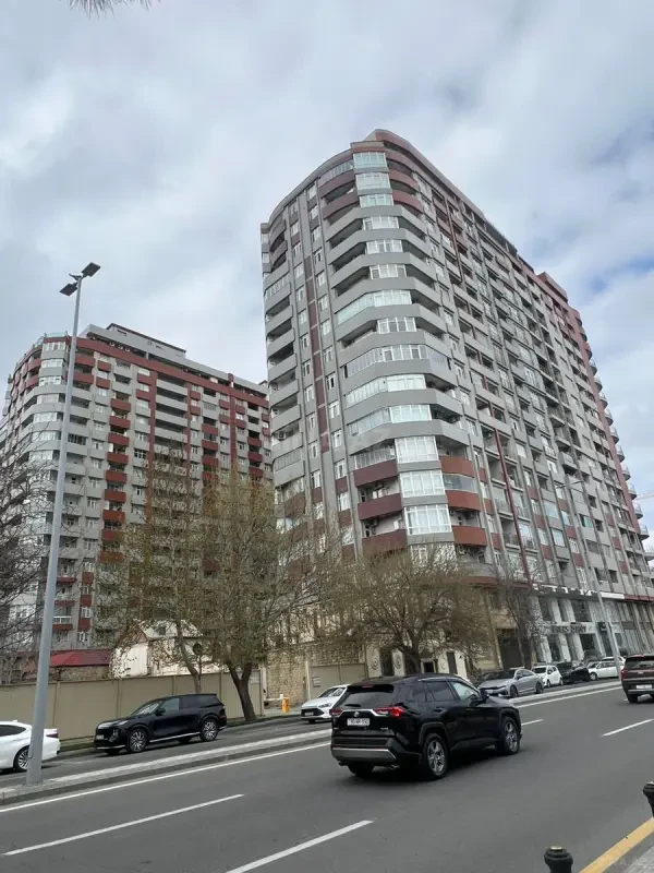 Satılır 2 otaqlı mənzil 135 m²